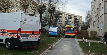 Pożar mieszkania na osiedlu Pułanki. Szybka akcja strażaków i bohaterska postawa 11-latków