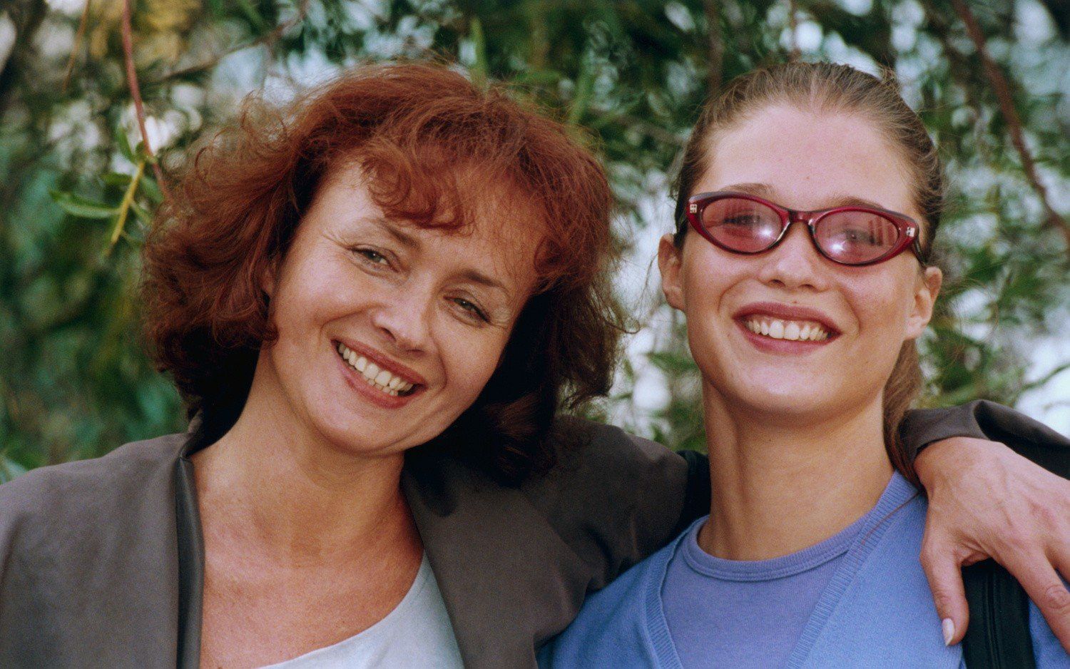 Joanna Szczepkowska ma dwie córki. Oto Maria Konarowska z mamą w Międzyzdrojach w 2000 roku