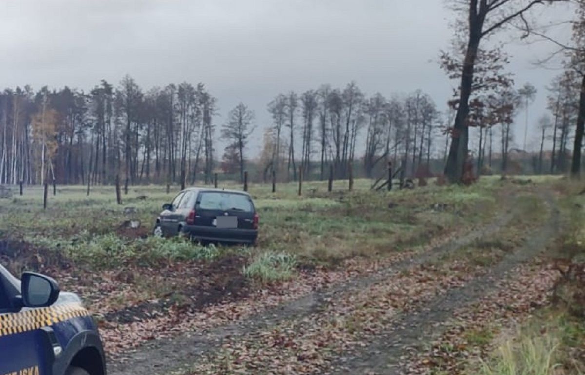 Nie zatrzymał się do kontroli. Skończył w polu