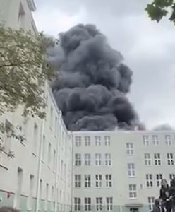 Kłęby czarnego dymu nad Gdynią. Duży pożar obok szkoły