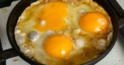Wiele osób zaczyna dzień od takich jajek i nie wie, jak sobie szkodzi. Najgorszy wybór na śniadanie