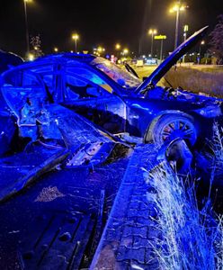 Wypadek po ulewie. BMW uderzyło w latarnię