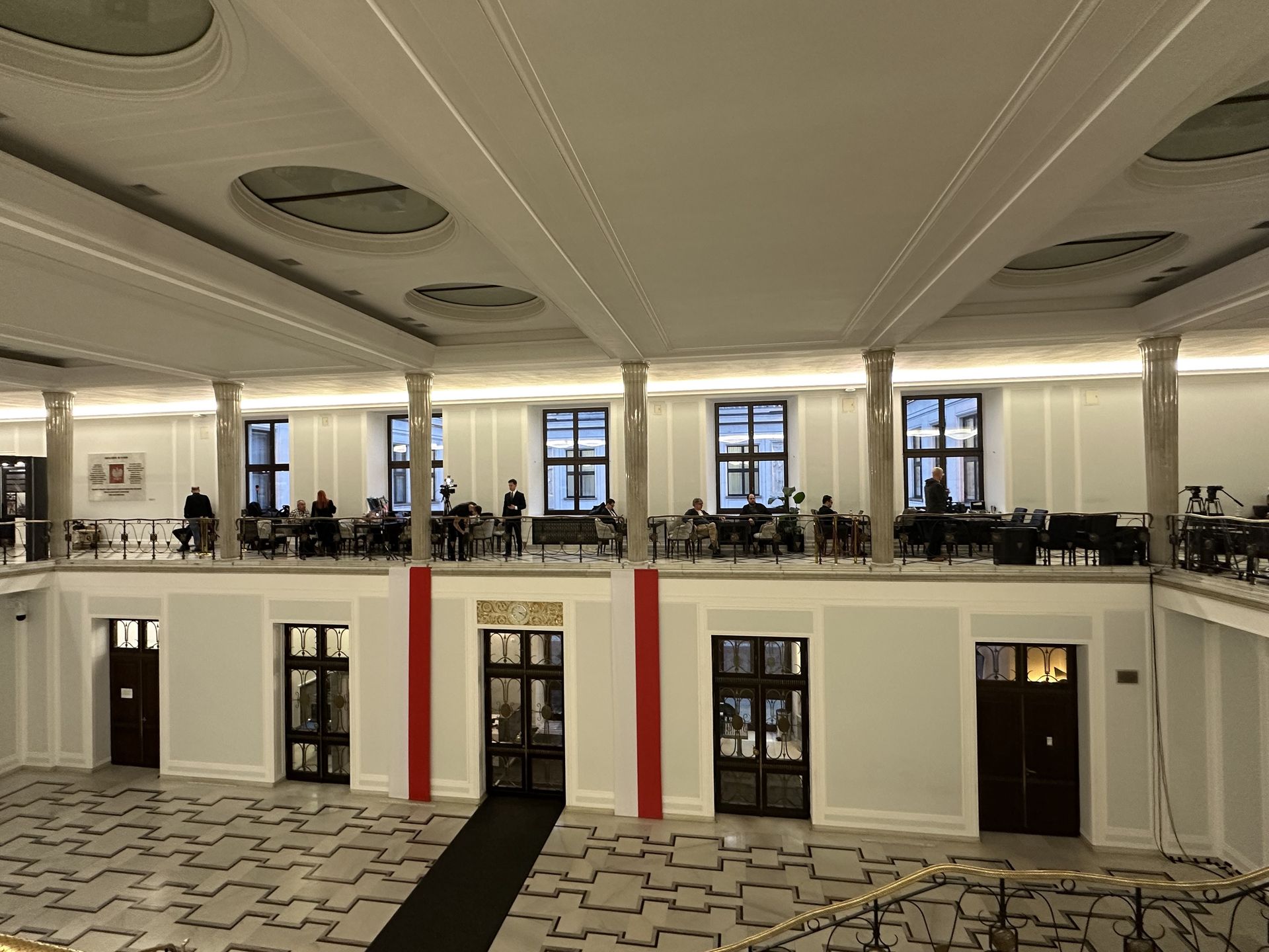Nowe miejsce pracy sejmowych dziennikarzy nad wejściem do Sejmu