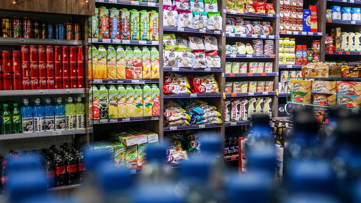 Od zapowiedzi premiera o obniżeniu z 5 proc. do zera stawki VAT na większość produktów spożywczych mnożą się kontrowersje — pisze "Rz" 