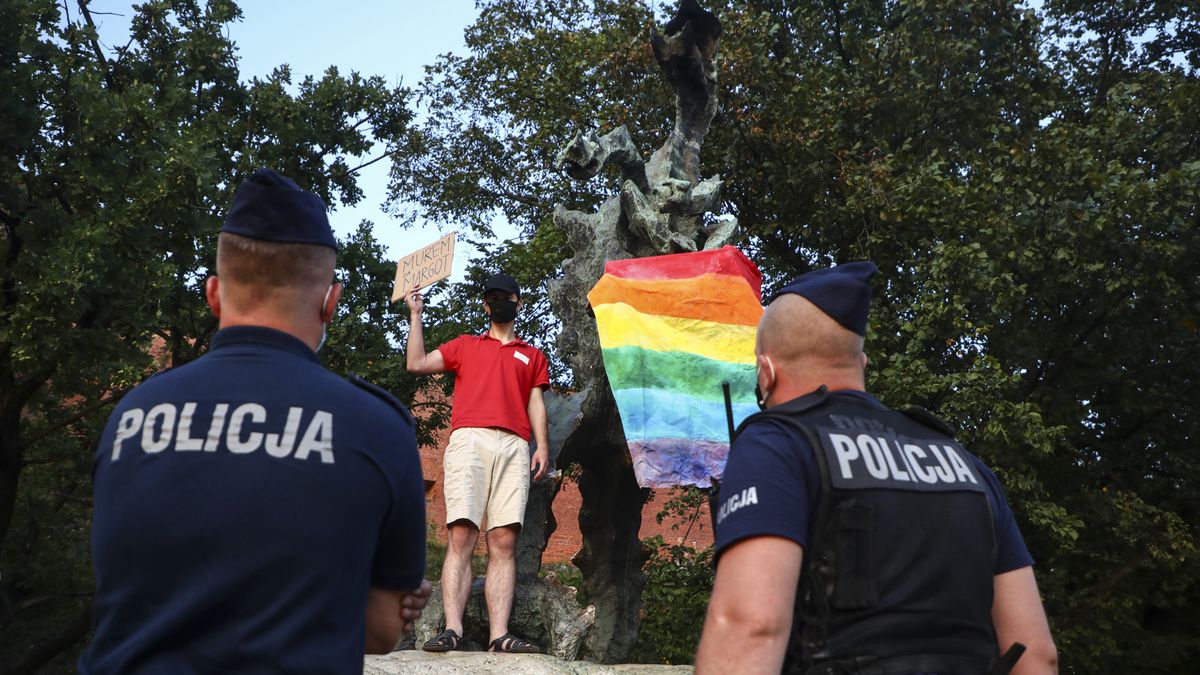 Tęczowa flaga na Smoku Wawelskim.