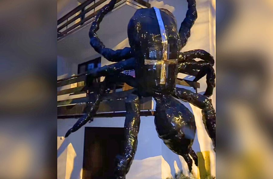 Przerażająca dekoracja domu na Halloween