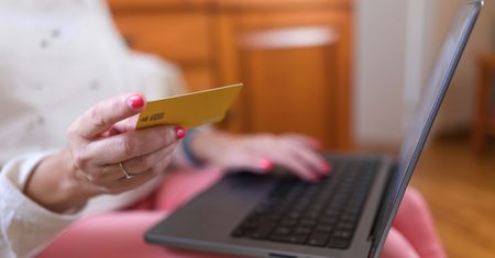 Chciała sprzedać coś za 200 zł. Straciła 8 tys. zł
