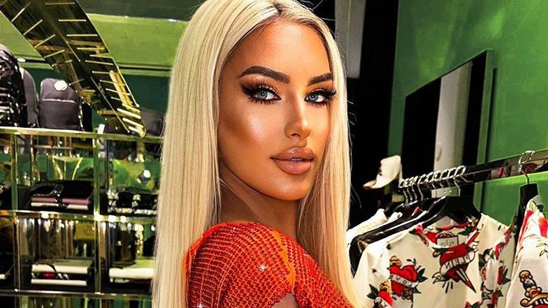 Caroline Derpienski w stroju kąpielowym Balmain