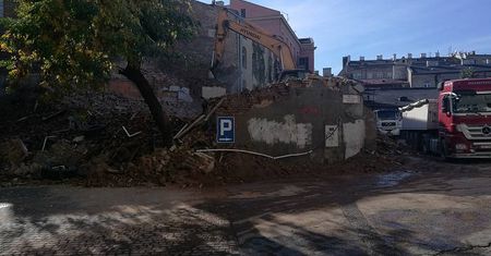 Burzą kamienicę za dawnym pedetem. Powstanie tu parking