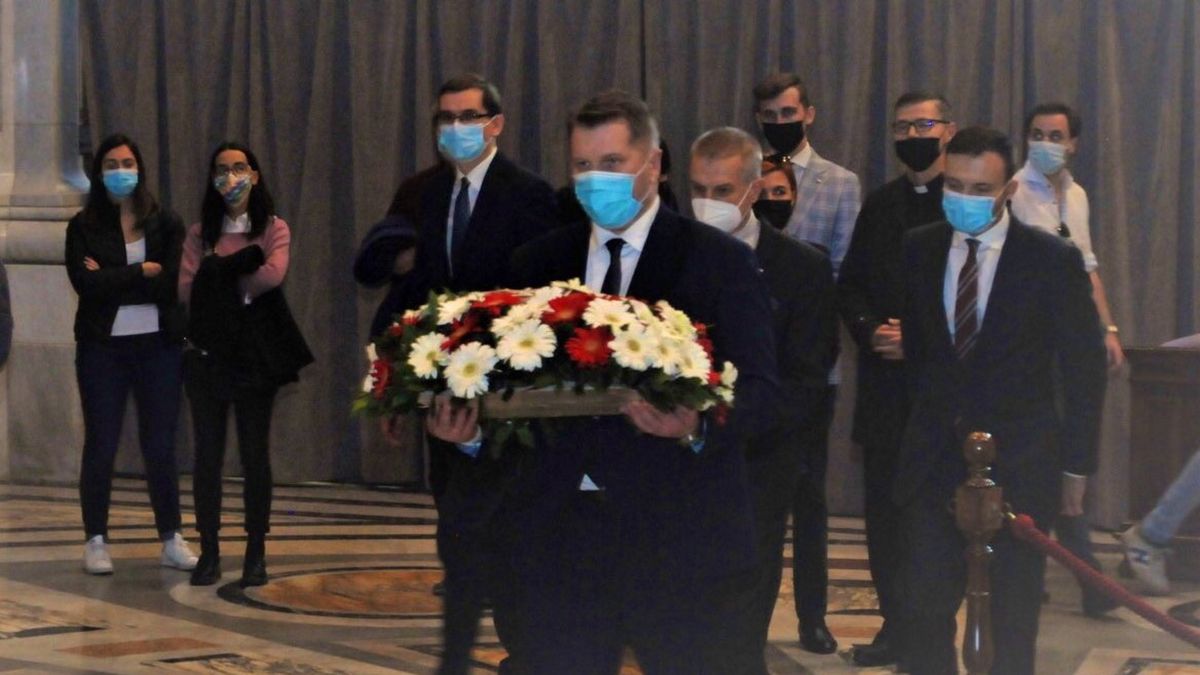 Minister Czarnek złożył wieniec na grobie papieża