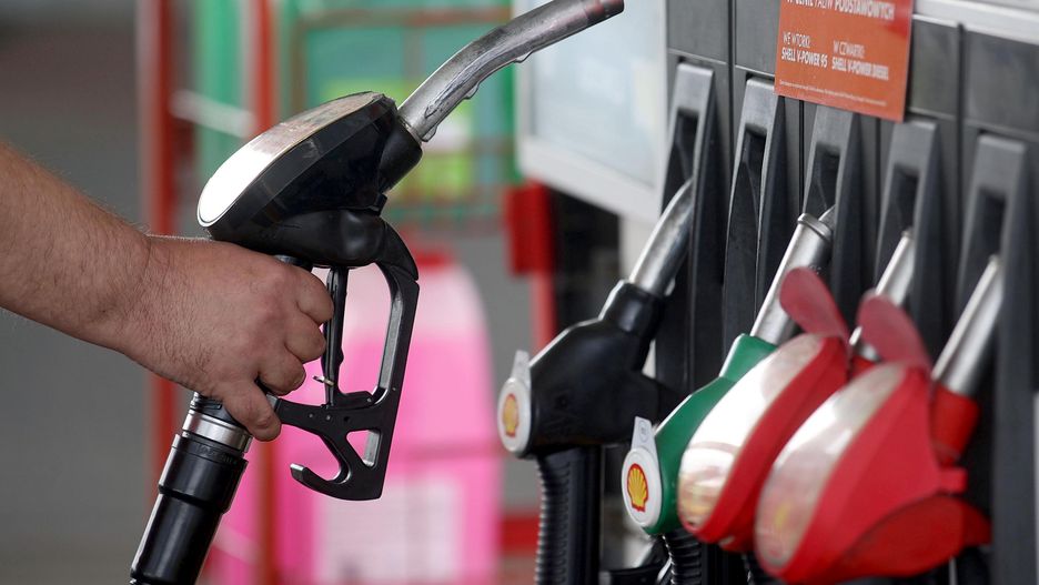 Ceny paliw znowu w dół. Świetne wieści dla kierowców. Tyle zaoszczędzimy na stacjach 