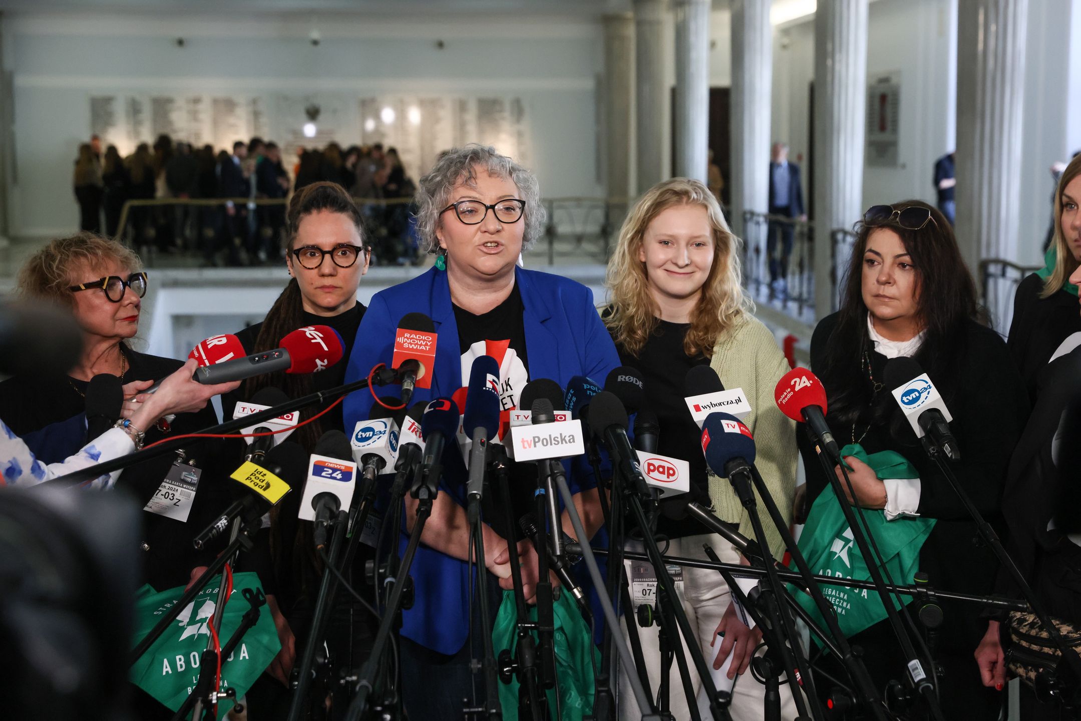 Warszawa, 07.03.2024. Jedna z liderek Ogólnopolskiego Strajku Kobiet Marta Lempart (C) na konferencji prasowej w Sejmie w Warszawie, 7 bm. (ad) PAP/Leszek Szymański