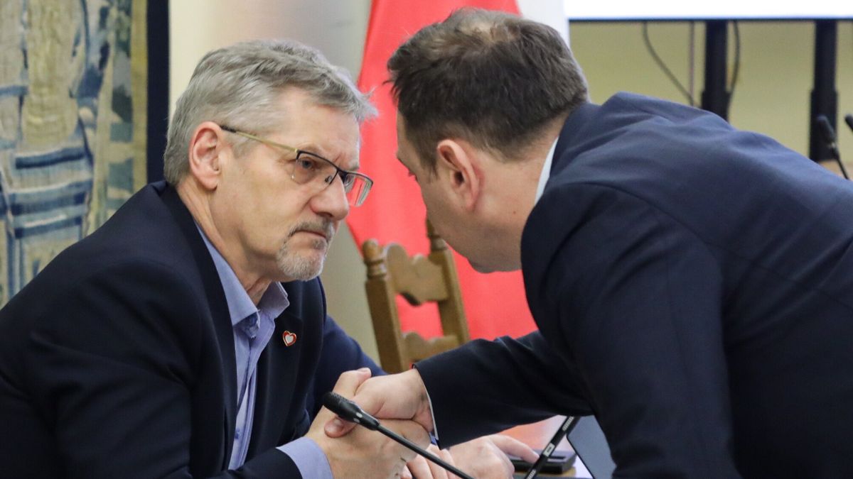 Warszawa, 28.12.2023. Przewodniczący komisji, poseł KO Janusz Cichoń (L) oraz zastępca przewodniczącego, poseł Lewicy Tomasz Trela (P) podczas posiedzenia sejmowej Komisji Finansów Publicznych w Sejmie w Warszawie, 28 bm. Komisja zajmuje się rządowym projektem ustawy budżetowej na rok 2024. (jm) PAP/Tomasz Gzell