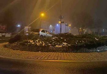 Wągrowiec: Zaparkował na rondzie, 19-latek pamięta tylko wystrzał poduszek powietrznych