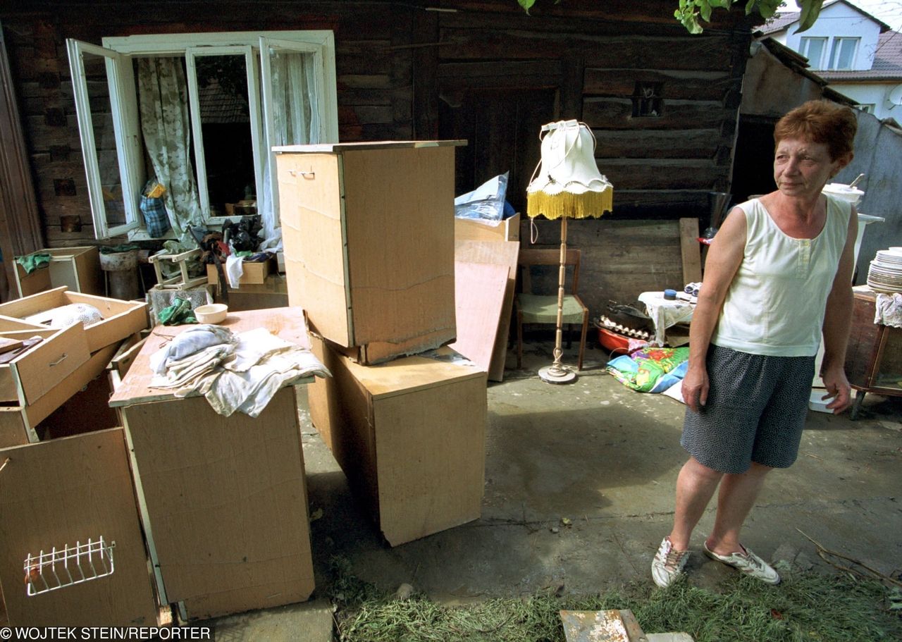 02.08.2001 Sokolniki. Po wielkiej wodzie ludzie powoli wracają do swoich domów.