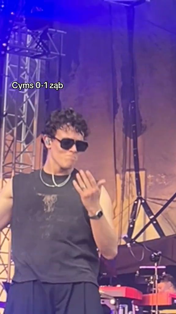 Oskar Cyms stracił zęba na koncercie