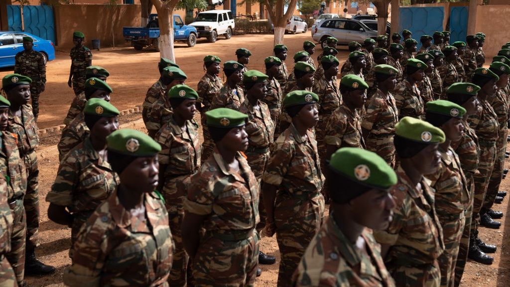 Pucz w Nigrze. Czy dojdzie do konfliktu zbrojnego na większą skalę? Na zdjęciu członkowie żandarmerii (Photo By David Zorrakino/Europa Press via Getty Images)