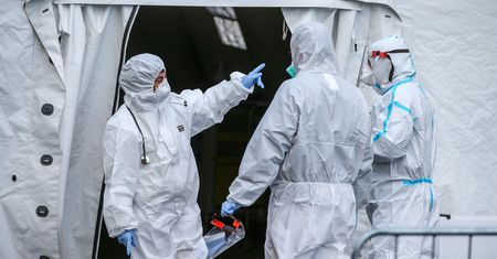 Mają mniej niż 60 lat. Umierają na COVID-19. Naukowcy odkryli dlaczego