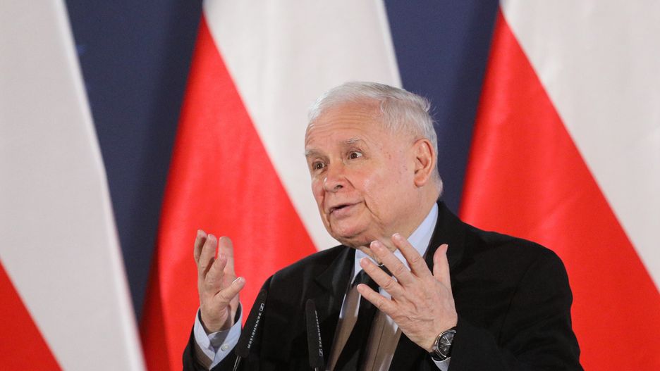 Płock, 15.07.2022. Prezes PiS Jarosław Kaczyński podczas spotkania z mieszkańcami, 15 bm. w Teatrze Dramatycznym w Płocku. (ad) PAP/Paweł Supernak