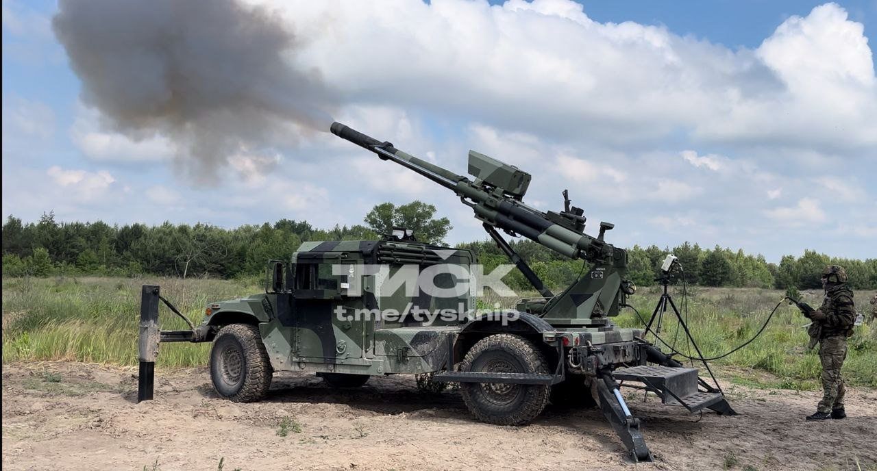 The ultralight howitzer 2-CT Hawkeye used in Ukraine.