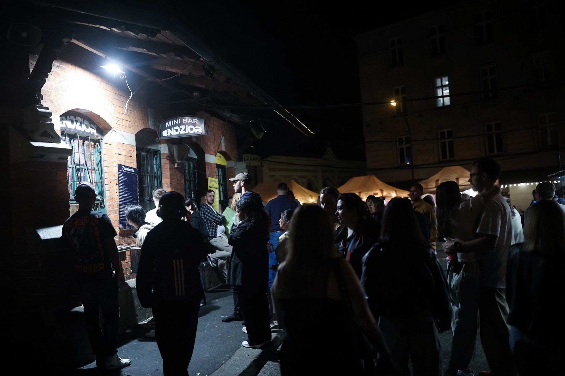 Nocny Kraków w weekend z soboty na niedzielę