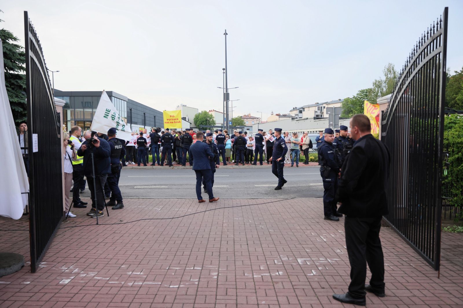 Przed hotelem zebrali się protestujący 