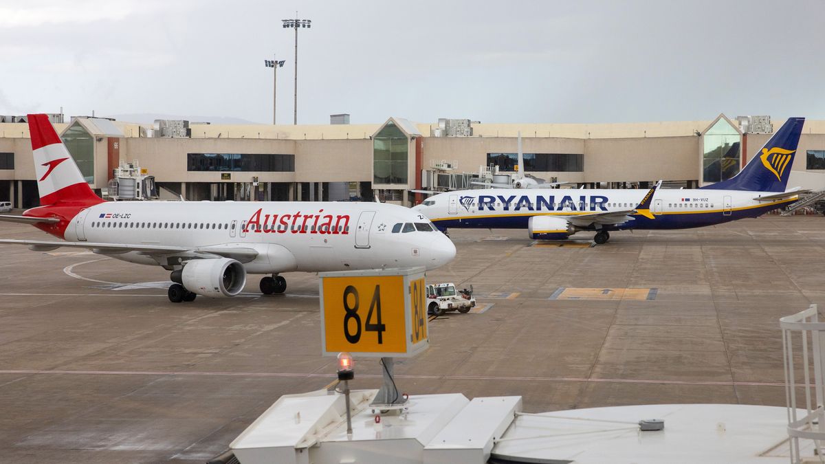 An Airbus A320-214 passenger aircraft, operated by Austrian Airlines AG, left, and a Boeing 737-8200 MAX passenger aircraft, operated by Ryanair Holdings Plc, at Palma de Mallorca Airport in Palma, Mallorca, Spain, on Monday, April 3, 2023. The summer travel season is shaping up to be a good one for European airlines, prompting Deutsche Bank AG and Barclays Plc to upgrade several carriers that could benefit from rising fares, strong demand and lower jet fuel prices. Photographer: Andrey Rudakov/Bloomberg via Getty Images
