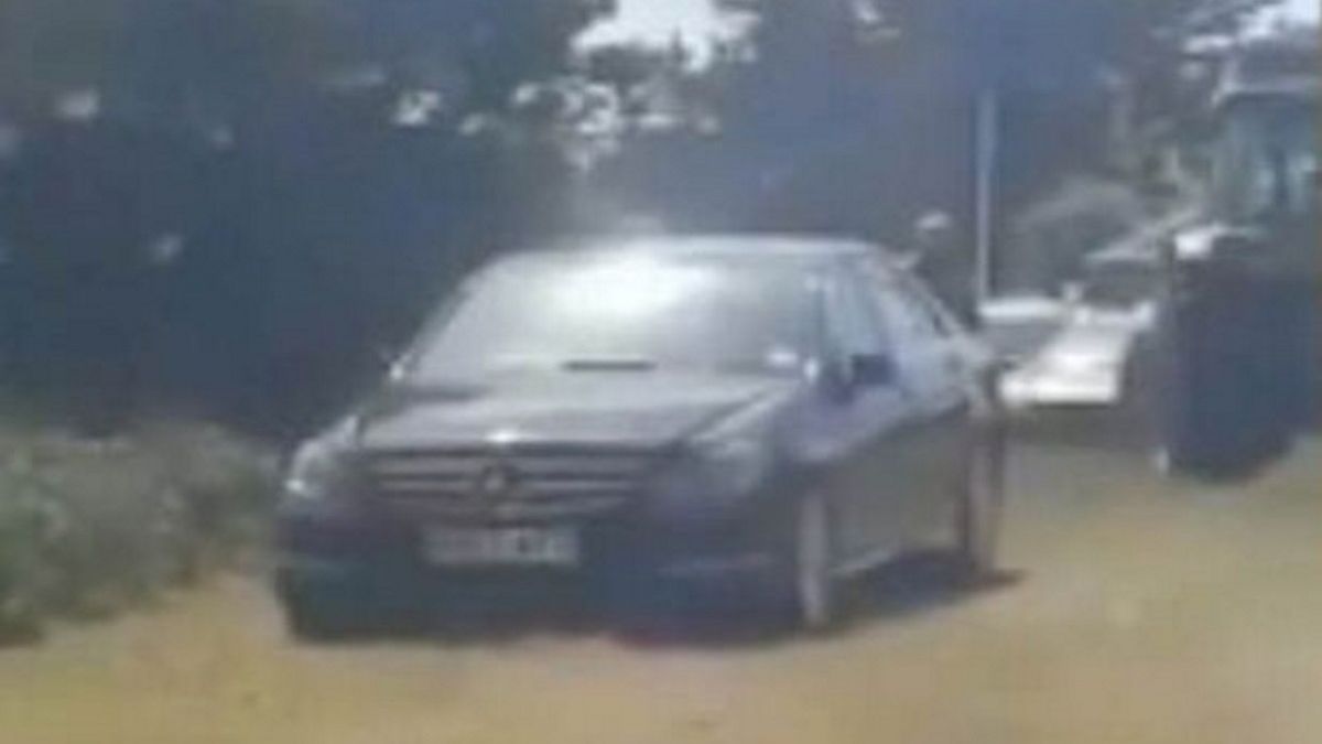 Rolnik ukarał kierowcę, który zaparkował swój samochód na jego polu