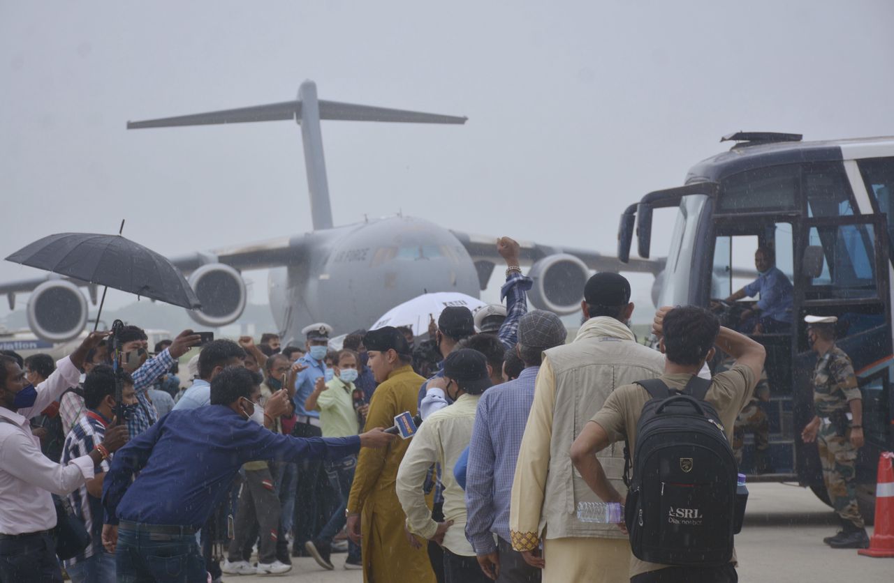 Pasażerowie w Hindon Air Force Station po ewakuacji z Kabulu 