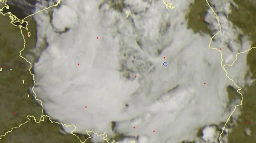 Chmury pokryły niemal cały obszar Polski, podczas gdy u naszych sąsiadów pogoda jest słoneczna.