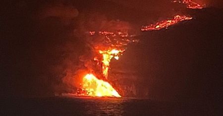 Lawa z wulkanu Cumbre Vieja dotarła do oceanu. Duże zagrożenie