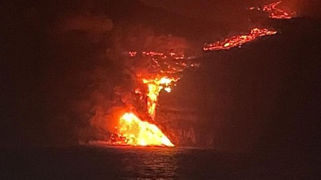 Lawa z wulkanu Cumbre Vieja dotarła do Oceanu Atlantyckiego