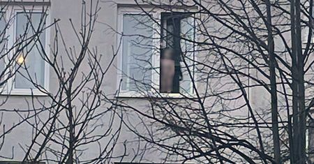 Dzieci w wieku 3 i 4 lat wyszły na parapet na 4 piętrze i wołały mamę. Dramatyczna akcja z udziałem policji i straży