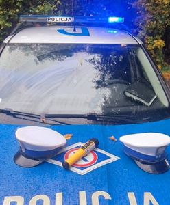 Zobaczyli auto na środku ulicy. Od razu zadzwonili po policję