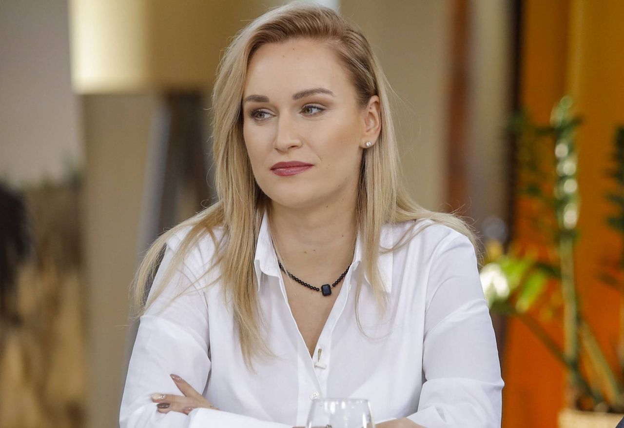 Boś poszła do śniadaniówki. Wszyscy patrzyli na jej sukienkę