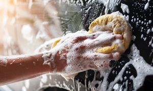 Czy można myć samochód przed domem? Kara to nawet kilkaset złotych