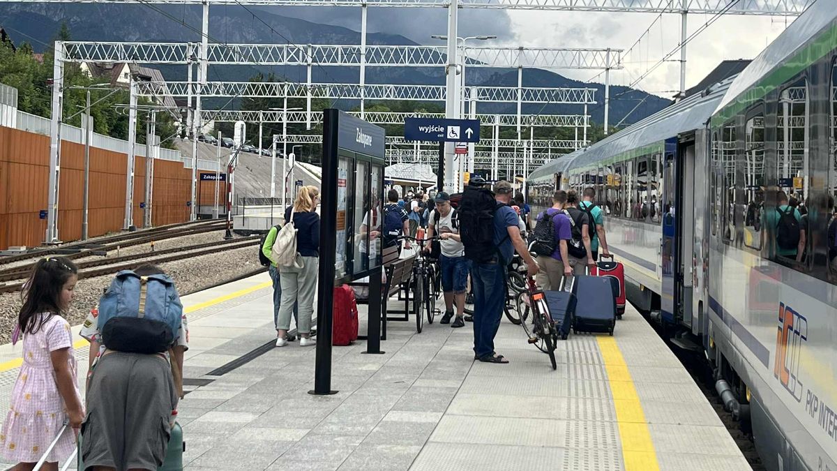 Tłumy na peronie w Zakopanem