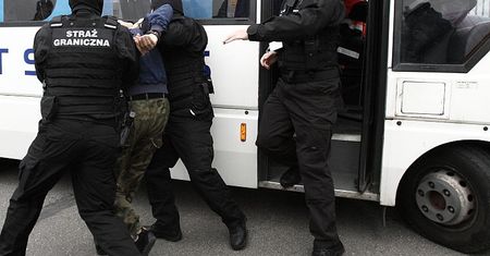 Awantura na lotnisku. Ubliżał pasażerom i był agresywny