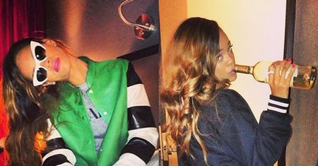Rihanna PIJE WINO Z GWINTA... (FOTO)
