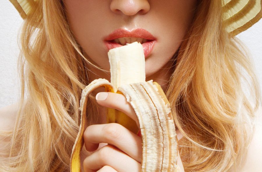 Kobieta jedząca banana