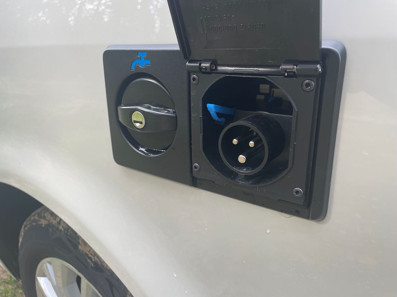 Przyłącze wody i energii w VW Californii