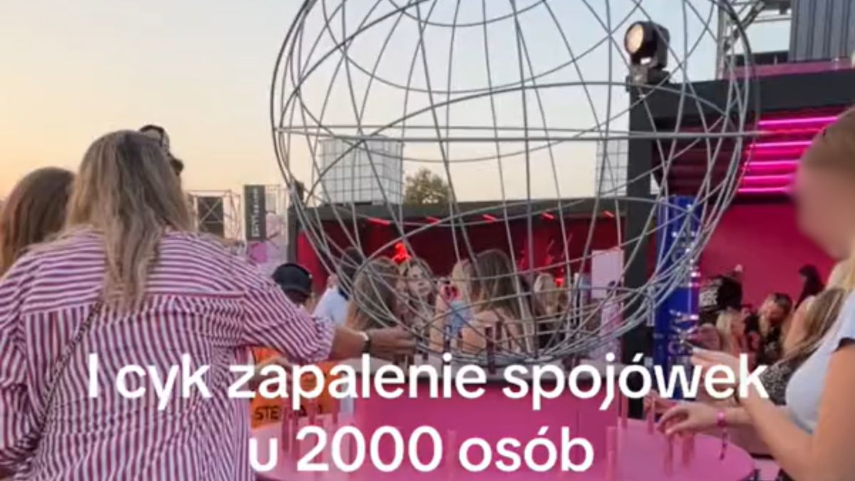 Robiły to przy stoisku Maybelline