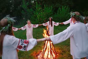 Magiczna Noc Świętojańska w Parku Miejskim. Będą wianki, ogień, muzyka i poszukiwanie kwiatu paproci