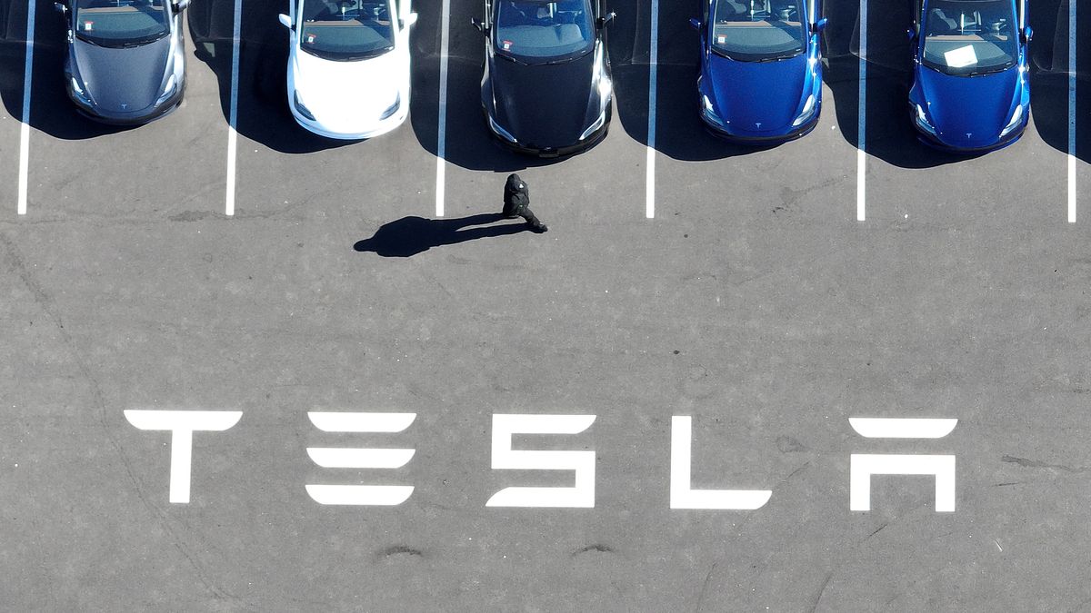 FREMONT, CALIFORNIA - OCTOBER 19: In an aerial view, brand new Tesla cars sit in a parking lot at the Tesla factory on October 19, 2022 in Fremont, California. Electric car maker Tesla will report third quarter earnings today after the closing bell. (Photo by Justin Sullivan/Getty Images)