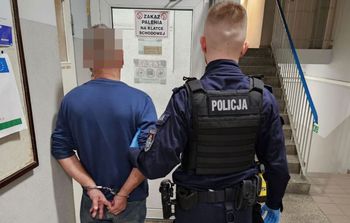 Osjaków: Nie zatrzymał się do kontroli, pasażer zaatakował policjantów. Mieli przy sobie broń i amunicję