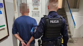 Osjaków: Nie zatrzymał się do kontroli, pasażer zaatakował policjantów. Mieli przy sobie broń i amunicję