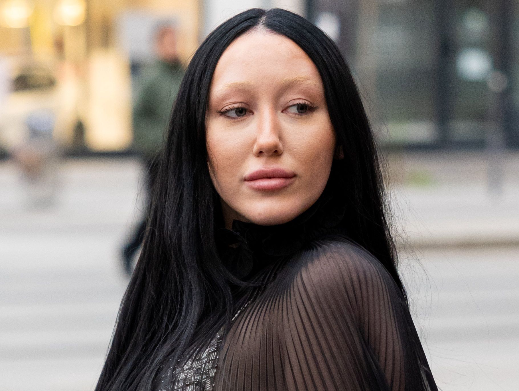Noah Cyrus na pokazie mody w Paryżu