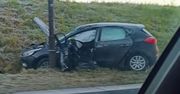 Lublin: Samochód osobowy uderzył w słup latarni na al. Witosa. Kierująca trafiła do szpitala