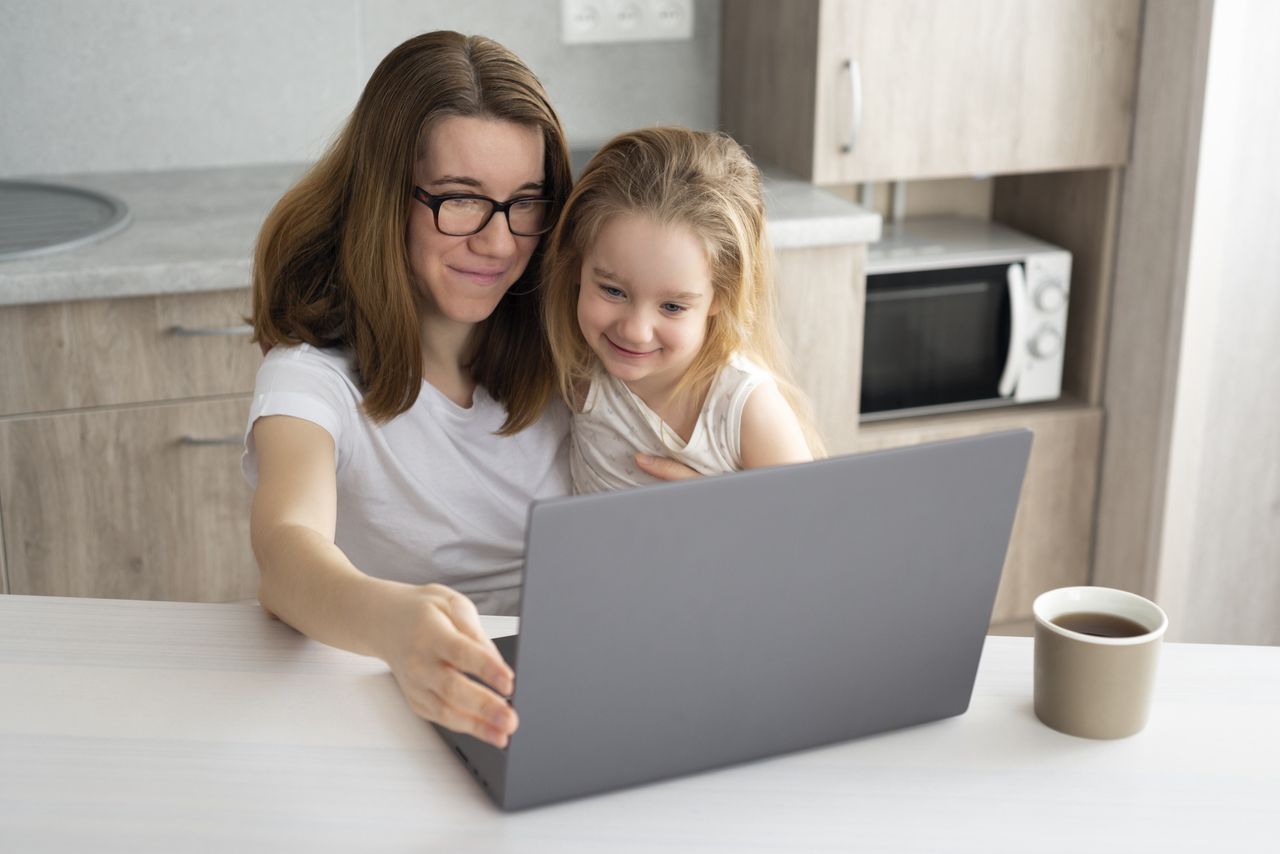 Mama i córka oglądają film na laptopie