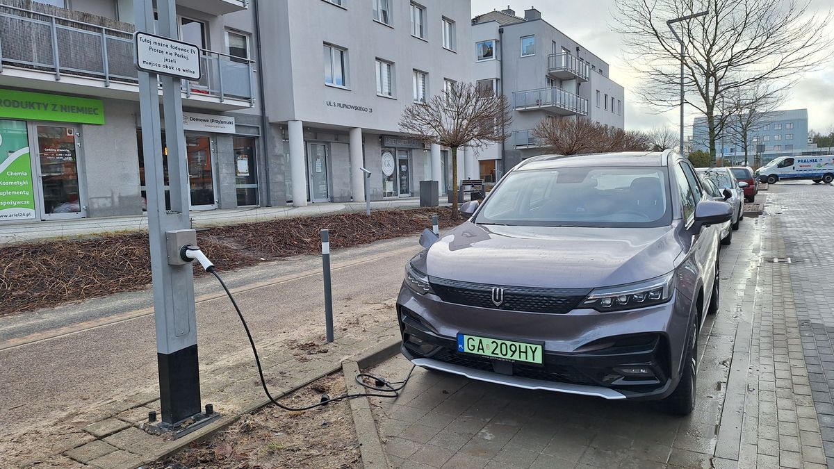 Latarnia z możliwością ładowania samochodu elektrycznego